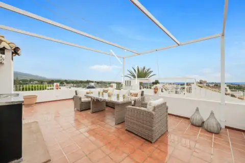 Chalet adosado en Urbanización los Altos de Aloha