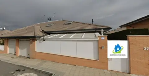 Chalet pareado en calle de la Encina, 37