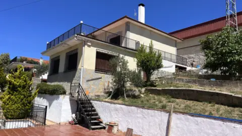 Paired house in calle de la Riva, 29