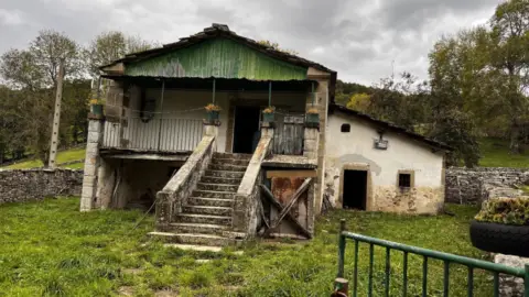 Casa en calle Espinosa de los Monteros, nº 4