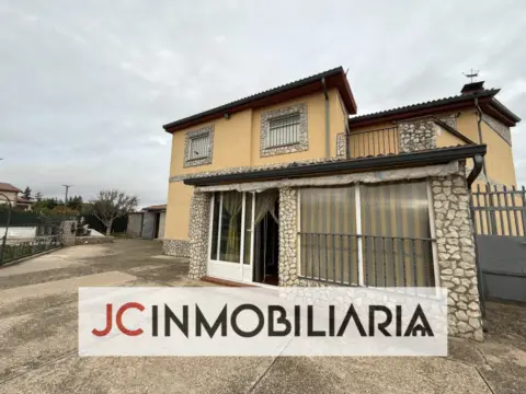 Chalet unifamiliar en Urbanización Carraduero