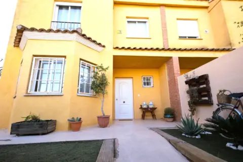 Casa pareada en La Pobla de Vallbona