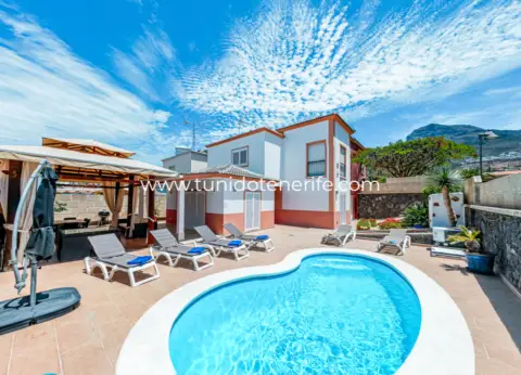 Chalet pareado en calle Atenas