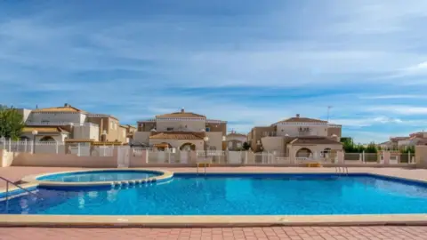 Chalet pareado en Avenida de La Mancha, 194