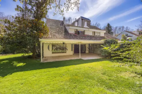 Chalet pareado en calle de Fresnedillas
