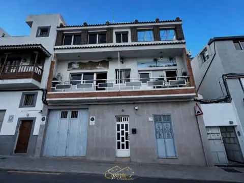 Casa adosada en calle Arminda