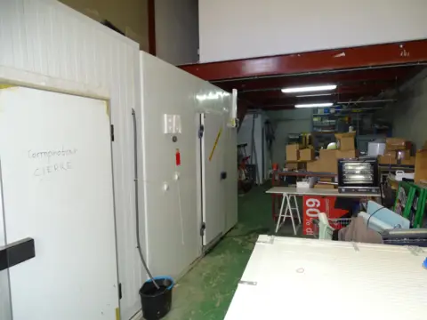Nave industrial en calle de la Orilla