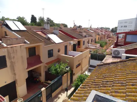 Casa adosada en calle Marina de Guerra