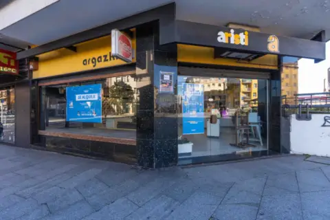 Local comercial en Colon Pasealekua, 55