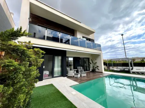 Chalet unifamiliar en calle Cabo Ortegal