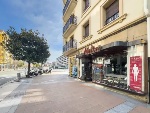 Local comercial en Colon Pasealekua, 29