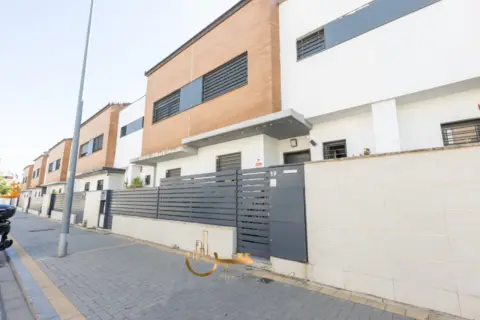 Chalet pareado en calle Vía Aurelia