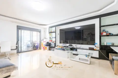 Chalet pareado en calle Vía Aurelia