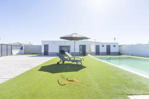 Chalet rústico en Urbanización Santa Isabel