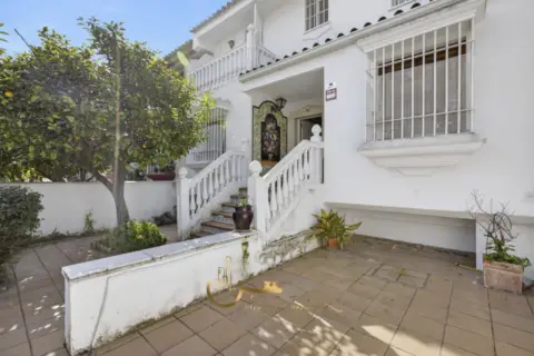 Chalet adosado en calle de Luis Cernuda