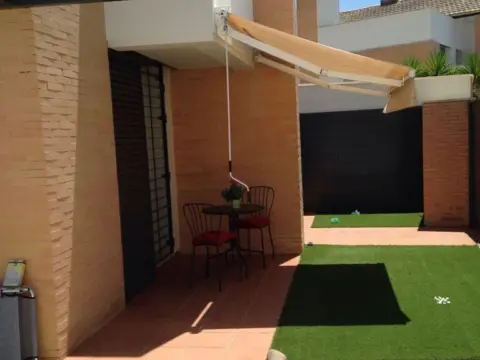 Chalet adosado en calle Verdejo