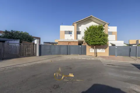 Chalet adosado en calle Verdejo