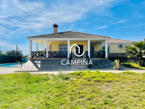 Chalet en Urbanización El Álamo