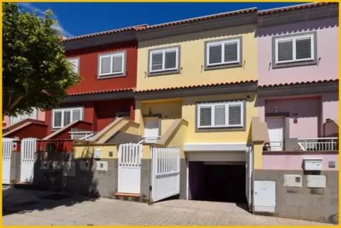 Chalet adosado en calle Adeje