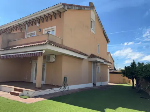 Chalet pareado en calle Cardenal Cisneros