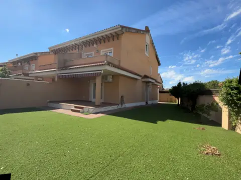 Chalet pareado en calle Cardenal Cisneros