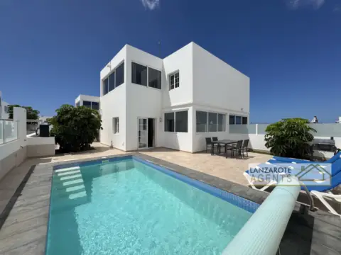Casa pareada en calle Caléndula, nº 1