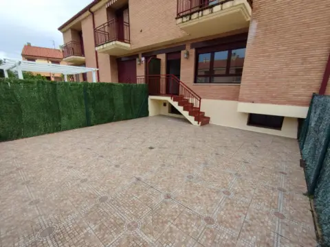 Chalet adosado en calle de los Linares