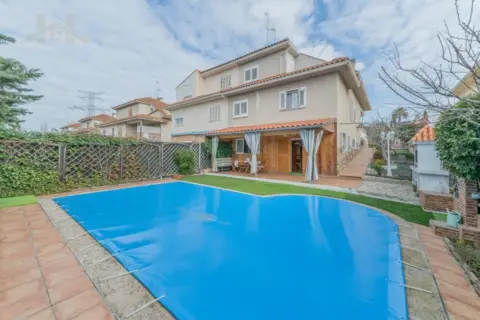 Chalet pareado en Avenida de las Flores