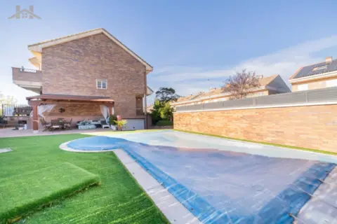 Chalet pareado en Avenida del Cantábrico