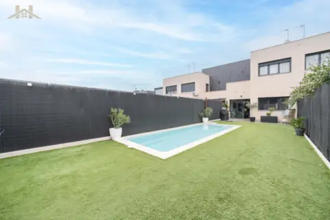 Chalet adosado en calle de Camariñas