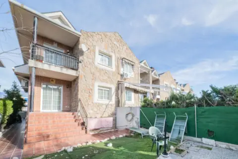 Chalet pareado en calle de Emilia Pardo Bazán