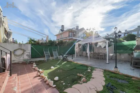 Chalet pareado en calle de Emilia Pardo Bazán