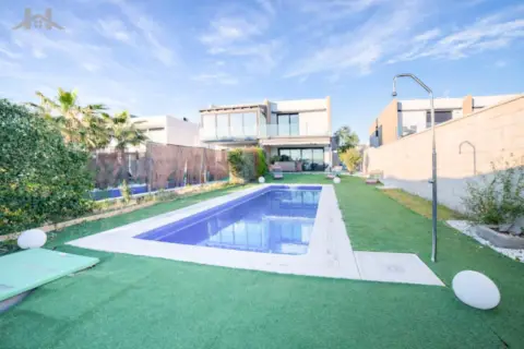 Chalet pareado en calle Manga del Mar Menor