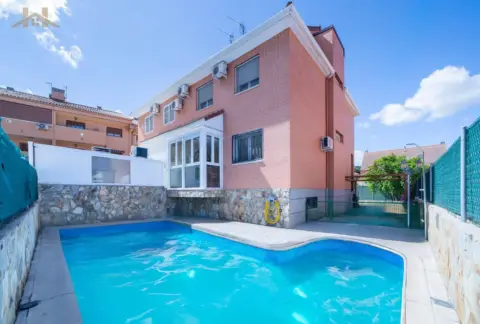 Chalet pareado en calle Acebo