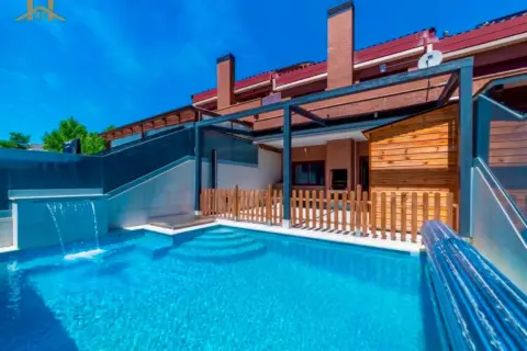 Chalet adosado en calle de Dalí