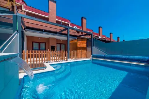 Chalet adosado en calle de Dalí