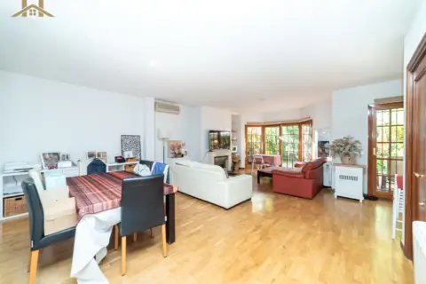 Chalet adosado en Avenida de los Claveles