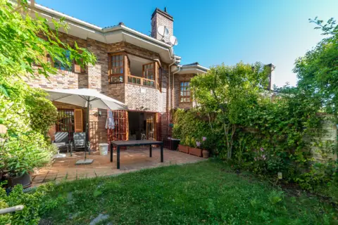 Chalet adosado en Avenida de los Claveles