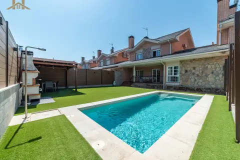 Chalet pareado en calle de la Isla