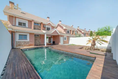 Chalet adosado en calle de las Lomas