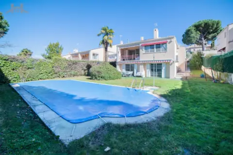 Chalet pareado en calle Playa De Suances