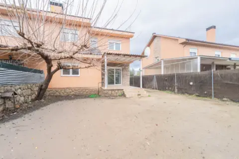 Chalet pareado en calle Maliciosa