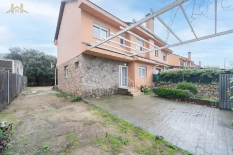 Chalet pareado en calle Maliciosa