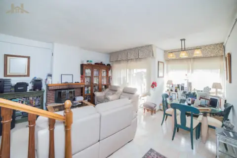 Chalet adosado en calle de los Sauces