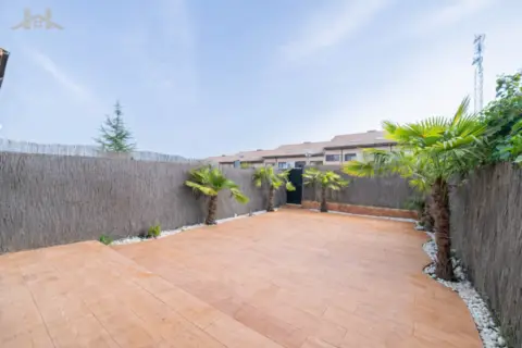 Chalet adosado en calle Pino Salgareño, 57