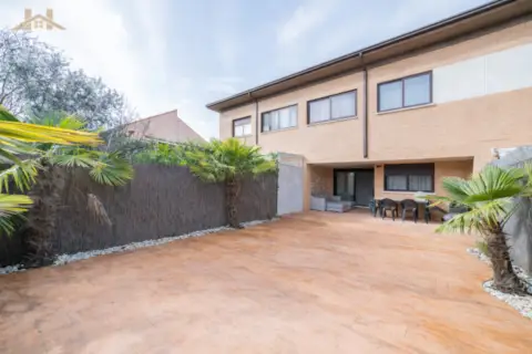 Chalet adosado en calle Pino Salgareño, 57