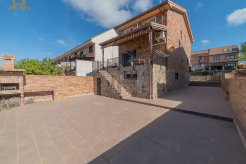 Chalet pareado en calle de Castilla