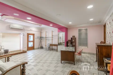 Local comercial en calle de Cristóbal Colón, 1