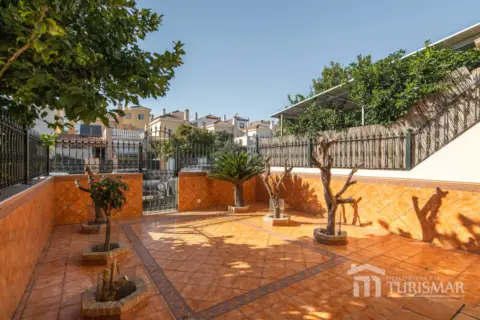 Chalet adosado en calle de Carlos Cano, 1