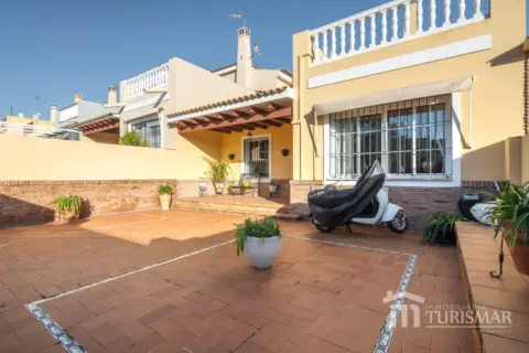 Chalet adosado en calle Obispo Juan del Río, 1